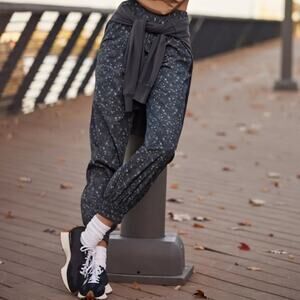 Varley Beckett Jogger Nylon Pants in Mini Camo Floral Boho Size X-Small NWOT